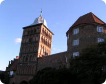 Das Burgtor mit Mauer